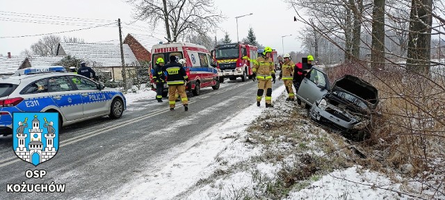 Do tego zdarzenia doszło we wtorek, 21 grudnia. W miejscowości Stypułów samochód osobowy marki suzuki wpadł w poślizg i wpadł do przydrożnego rowu. Warunki na drogach w wielu miejscach są trudne!  O wypadku poinformowali strażacy z OSP KSRG Kożuchów. Jednocześnie przestrzegają, że na drogach jet ślisko i  apelują, aby kierowcy zachowali szczególną ostrożność. Strażacy dostali wezwanie do wypadku, do którego doszło na lokalnej drodze w miejscowości Stypułów. Suzuki wpadło tu w poślizg i zatrzymało się przydrożnym rowie. Na miejsce dojechały trzy zastępy strażaków, dwa patrole policji oraz załoga pogotowia ratunkowego. Trudne warunki na drogach panują w całym Lubuskiem. Najgorzej jest na drogach lokalnych, które miejscami pokrywa warstwa zbitego śniegu  lub lodu. Tutaj doszło do wypadku:Wideo: Wypadek na obwodnicy Żar. Zderzyły się trzy samochody