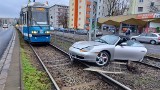 WYPADEK Wrocław! Porsche na torach tramwajowych na Grabiszyńskiej. Ruch tramwajów został wstrzymany [ZDJĘCIA]