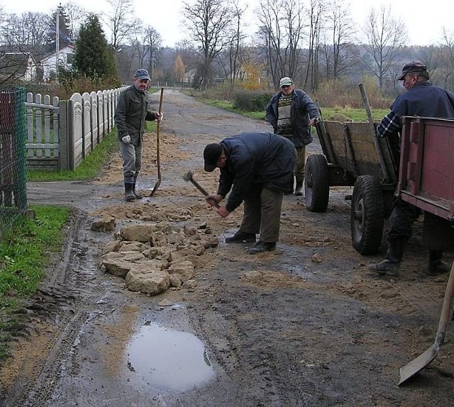 Dzięki społecznej akcji w Czernicy wyremontowano prawie kilometr gminnej drogi.