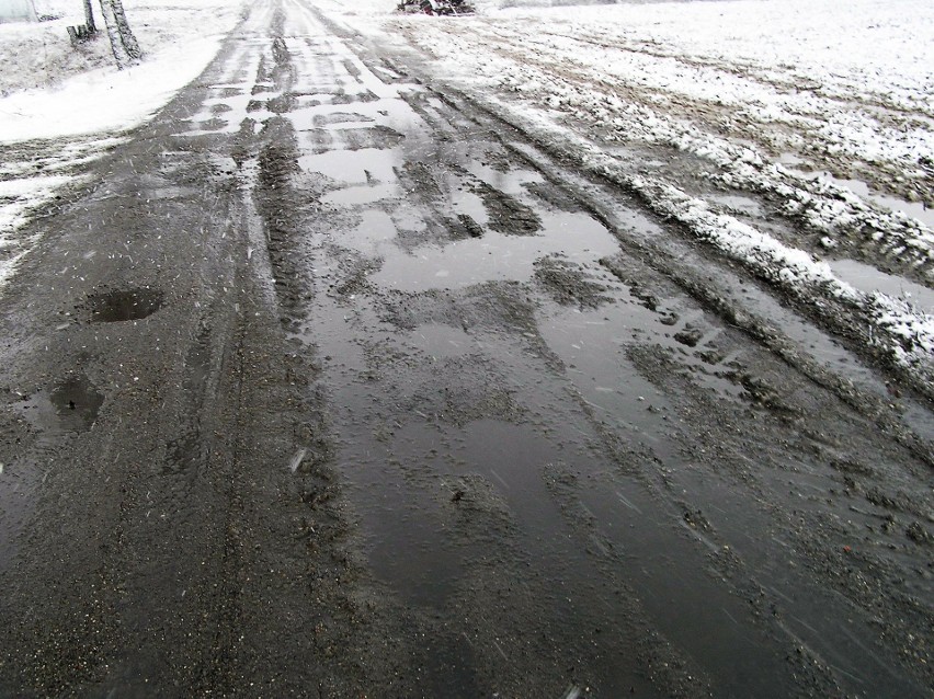 Mieszkańcy od lat walczą o utwardzenie 1,3 km drogi Kujawka-...