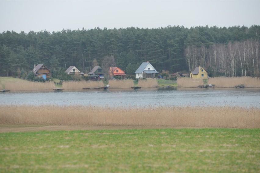 Domki nad jeziorami od lat cieszą się w Polsce popularnością...