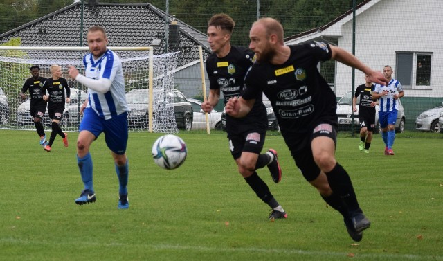 Lechia Zielona Góra (czarne stroje) w 1/16 finału regionalnego Pucharu Polski pokonała Błękitnych Ołobok 4:1. W 1/8 zmierzy się z Piastem Iłowa