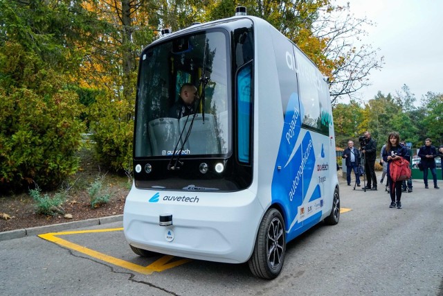 Autonomiczne pojazdy już uczestniczą w ruchu, ale na razie w ograniczonym zakresie - np. bus bez kierowcy wspiera personel jednego z cmentarzy na Wybrzeżu.