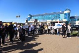 Protest przeciwko likwidacji porodówki we Wrocławiu. Kilkadziesiąt osób pod szpitalem [ZDJĘCIA]