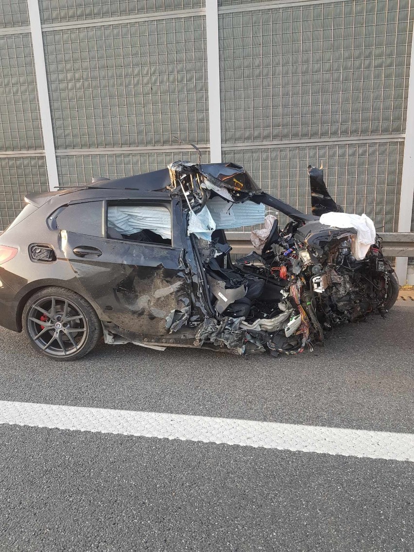 Groźny wypadek na A4 w okolicach Bochni. BMW rozbiło się o bariery energochłonne przy autostradzie 