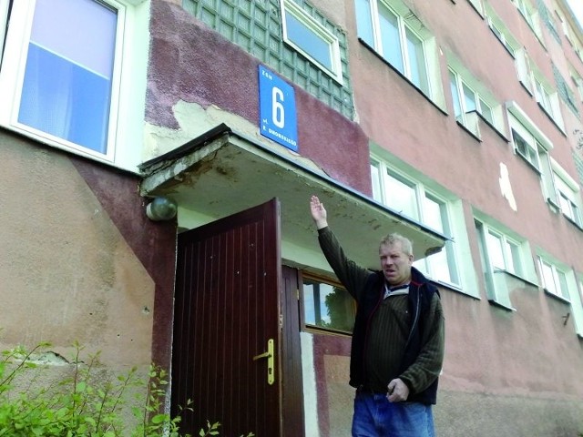 - Gdy wieje silny wiatr, urywa płaty tynku - pokazuje Ireneusz Faszyński, mieszkaniec bloku nr 6. - Sąsiedzi boją się stawiać samochody w pobliżu bloku, by lecący gruz nie powybijał im szyb.