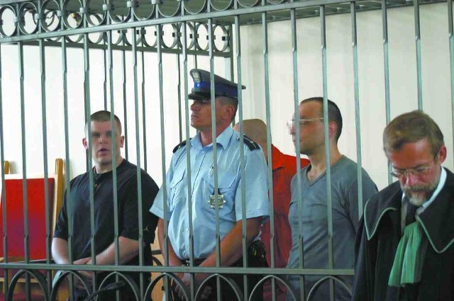 Te oskarżenia to farsa - krzyczał Krzysztof Ł. (drugi z lewej) po wysłuchaniu wyroku.