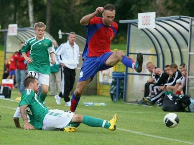 Piłkarze Gryfa zagrają przeciwko byłym kolegom z drużyny (Arturowi Sarnie i Honoratowi Stróżowi) oraz byłemu trenerowi (Wojciechowi Polakowskiemu).