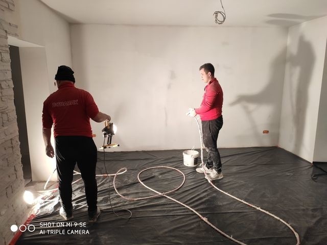 Najnowsze zdjęcia z prowadzonego remontu domu państwa Woźniak. Ekipy remontowo - budowlane pracują do późnych godzin wieczornych, żeby zdążyć z zakończeniem prac przed 23 grudnia.