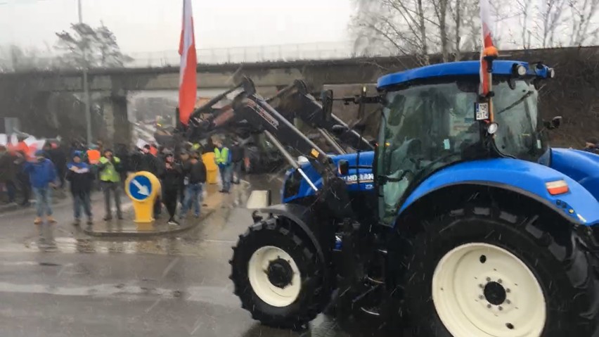 Protest rolników z województwa świętokrzyskiego w Staszowie. Mówią "nie" napływowi ukraińskiego zboża do Polski. Zobacz zdjęcia i film