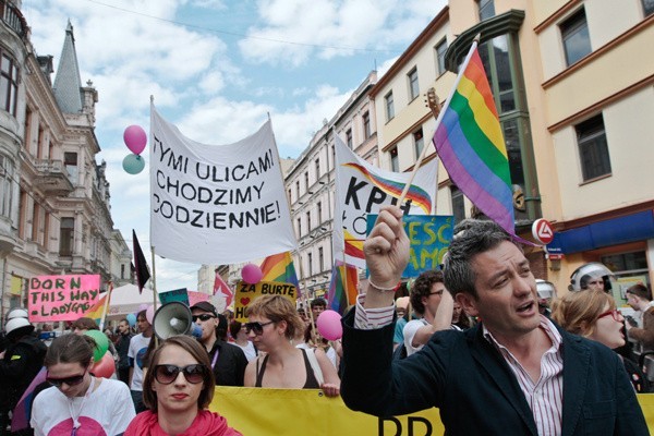 Marsz Równości idzie ulicą Piotrkowską.