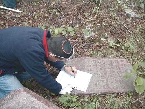 Młodzi uczniowie z Izraela starannie spisywali inskrypcje z macew na zambrowskim cmentarzu   