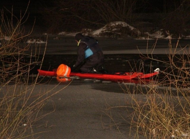 Strażacy w lodowatej wodzie przez trzy godziny szukali ciała drugiej z sióstr.