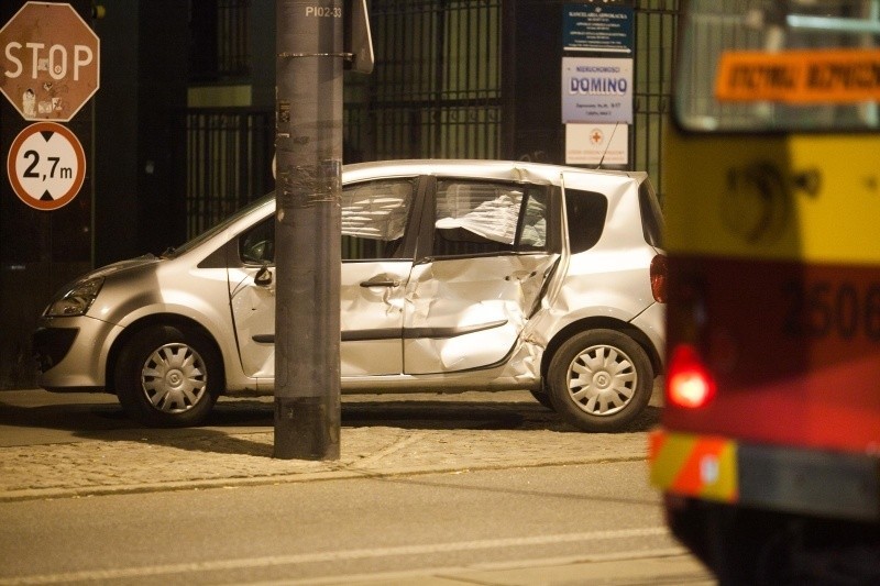 Samochodem w tramwaj - dwa razy! Wypadek na trasie W-Z i na Piotrkowskiej [zdjęcia]