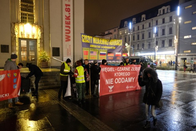 Pikieta przeciw COP24 w Katowicach 11 grudnia 2018 została zorganizowana przez Ruch Narodowy i Młodzież Wszechpolską