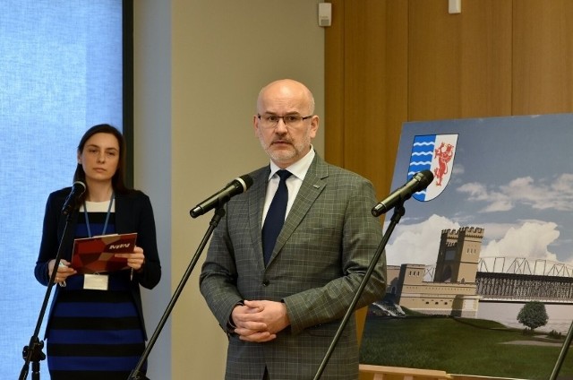 Uroczyste podpisanie porozumienia między powiatem tczewskim a Muzeum II Wojny Światowej w Gdańsku.
