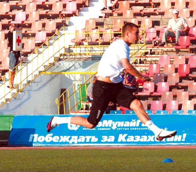 Jagiellończyk Marcin Burkhardt podczas treningu na Stadionie Centralnym w Pawłodarze