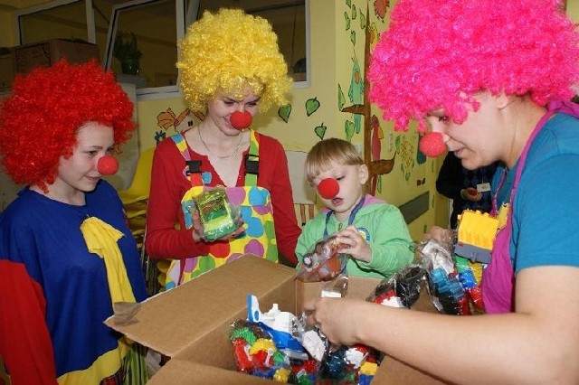 Sympatyczne klauny odwiedziły oddział pediatryczny szpitala. Przywiozły klocki lego dla małych pacjentów.