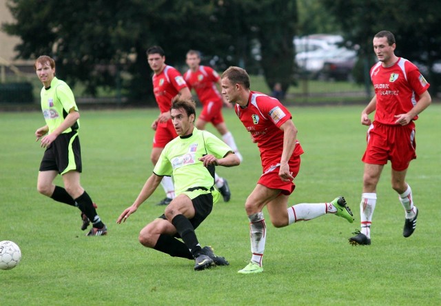 Piłkarze Siarki Tarnobrzeg (w czerwonych strojach) doznali klęski na własnym boisku przegrywając ze Spartakusem Szarowola 0:4.