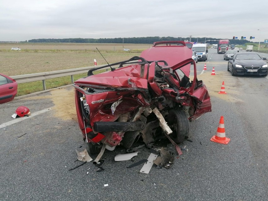 Groźny wypadek tuż pod Wrocławiem. Auto zmasakrowane