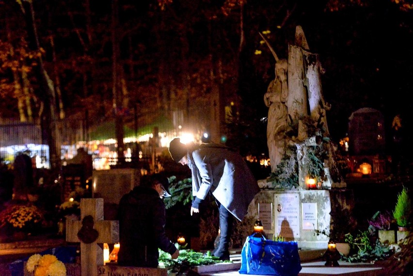 Ostatnie chwile przed zamknięciem cmentarzy w Gdyni. Mieszkańcy masowo odwiedzali groby najbliższych