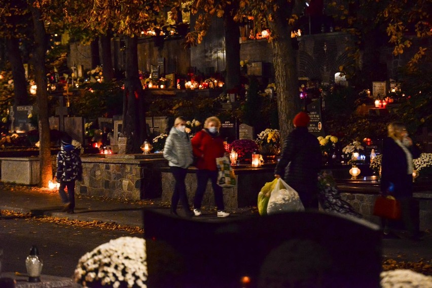 Ostatnie chwile przed zamknięciem cmentarzy w Gdyni. Mieszkańcy masowo odwiedzali groby najbliższych
