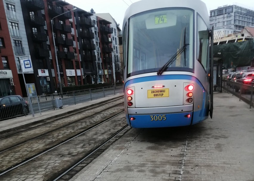 Wykolejenie we Wrocławiu. Tramwaj wjechał prosto na peron...