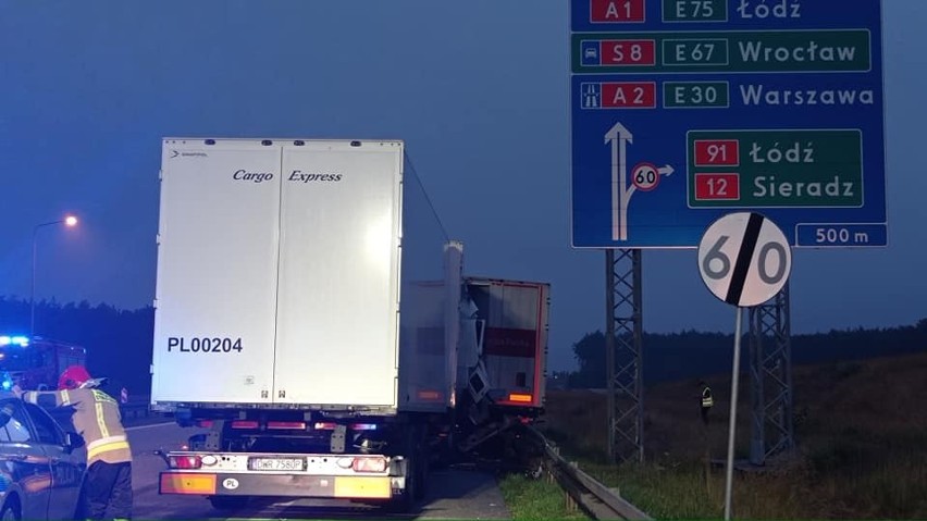 Groźny wypadek na A1. Ciężarówka wjechała w iveco Poczty Polskiej ZDJĘCIA