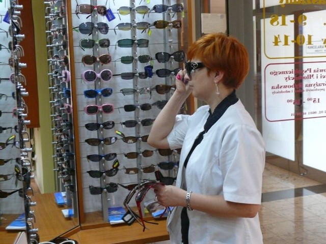 - Profesjonalne okulary przeciwsłoneczne dają gwarancję ochrony oczu przed promieniowaniem UV. Sama naklejka, jaką można znaleźć na okularach sprzedawanych na ulicznych straganach takiego zapewnienia nie daje - mówi Małgorzata Krajewska.