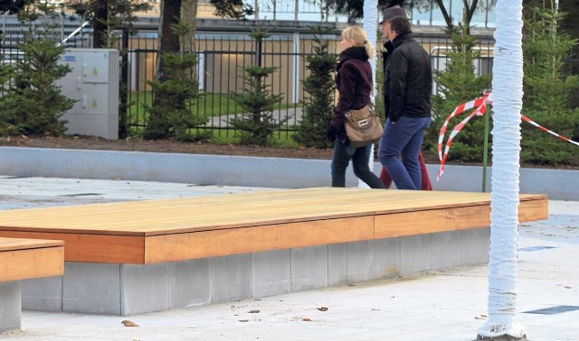 Przy molo niemal od podstaw zbudowano plac, wymieniono schody prowadzące na plażę, pojawiła się też mała architektura. Do piątkowego przedpołudnia wszystko ma być już gotowe