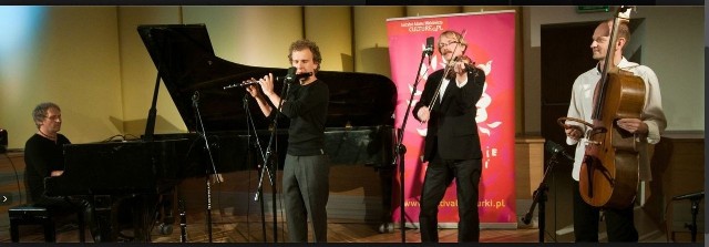 Koncert Artura Dutkiewicza oraz Kompanii Janusza Prusinowskiego stanowi oryginalną, pełną dynamiki kombinację nowoczesnego jazzu ze źródłową polską muzyką ludową i śpiewem.