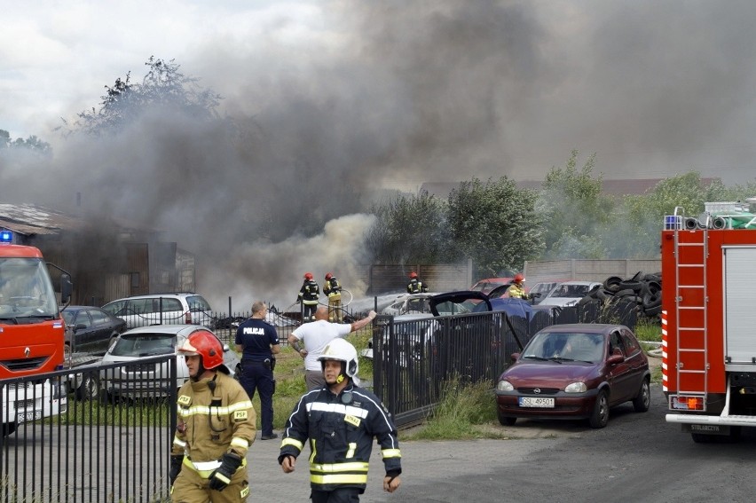 Pożar w Łosinie. 8 zastępów straży pożarnej ratowało mienie. Ewakuowano mieszkańców pobliskiego domu