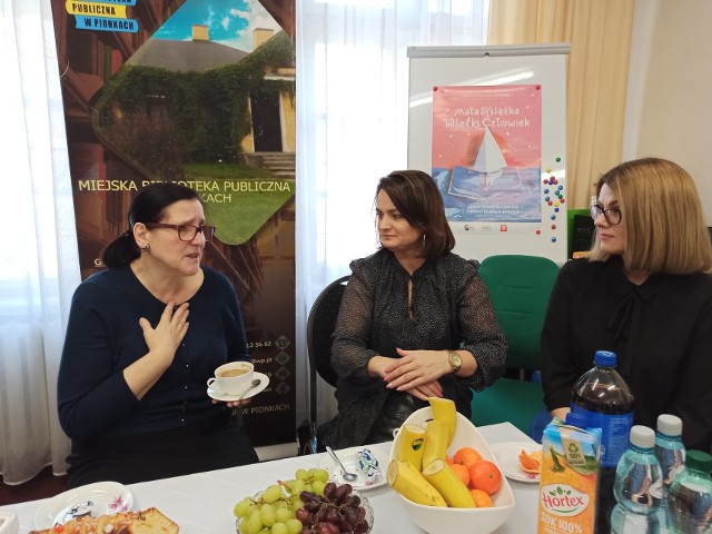 Marta Kwapisiewicz, dyrektor Miejskiej Biblioteki Publicznej w Pionkach (pierwsza od lewej) przeszła na emeryturę.