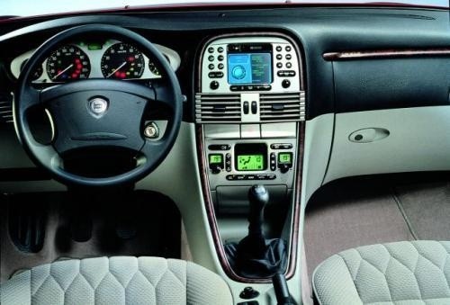 Lancia ma ciekawie zaprojektowane wnętrze, z doskonale...