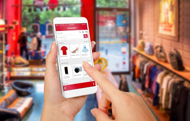 Za pośrednictwem platformy Vinted.pl, konsumenci mogą kupować lub sprzedawać rzeczy, głównie używane ubrania i dodatki.