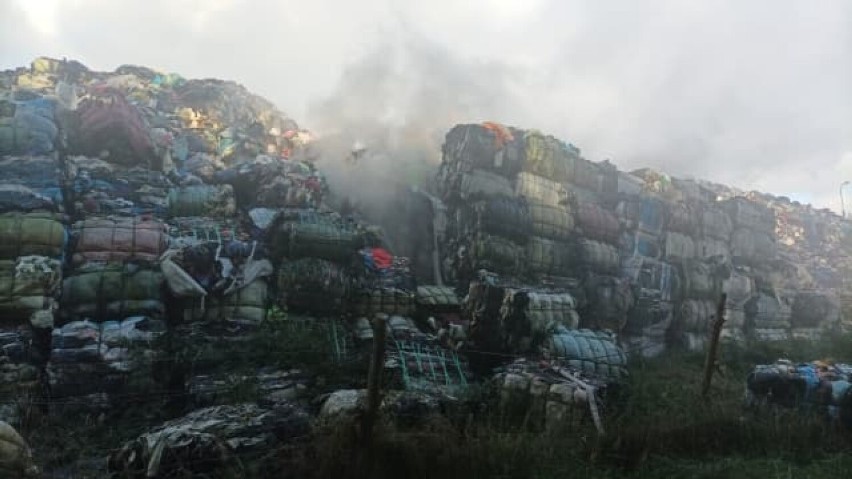 Kolejny pożar na składowisku odpadów tekstylnych w Kamieńcu 19.10.2022. Ogień gasiło 8 zastępów strażaków. ZDJĘCIA