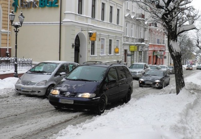 Przeciwnicy obecnego rozwiązania argumentują, że zimą ruch "pod górkę&#8221; ul. Dworną jest utrudniony. Samochody się ślizgają, a pługi śnieżne nie mogą tu wjechać ze względu na parkujące auta.