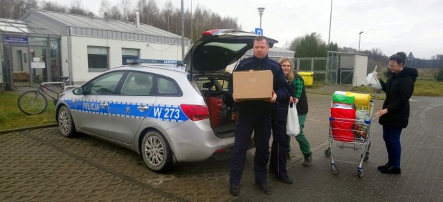 Policjanci z Polanowa pomogli bezdomnym zwierzakom z Leśnego Zakątka