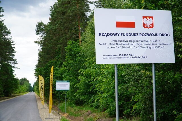 W powiecie skarżyskim oddano do użytku blisko kilometrowej długości odcinek drogi Sadek - Kierz Niedźwiedzi.