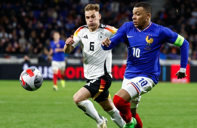 Kylian Mbappe walczy o piłkę z Joshuą Kimmichem w towarzyskim meczu Francja – Niemcy (0:1) na Stade France w Saint Denis