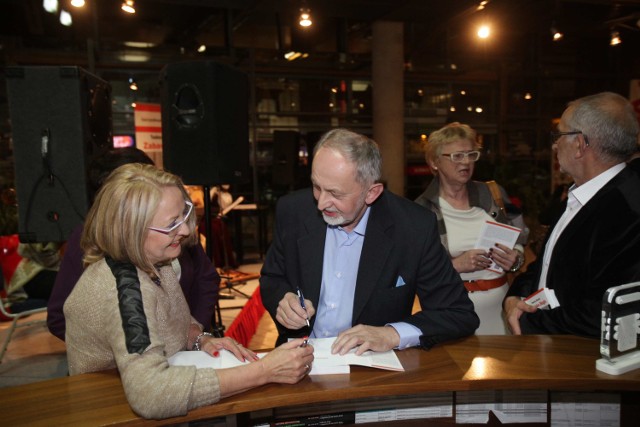 Tadeusz Biedzki składa autograf na swojej najnowszej powieści Zabawka Boga