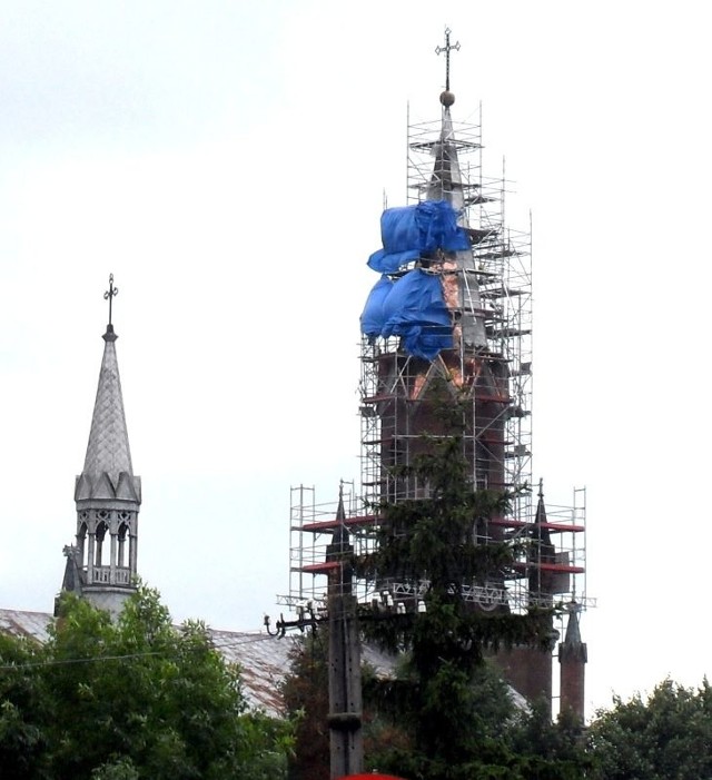 Rozpoczęły się prace związane z wymianą dachu na kościele parafialnym pod wezwaniem Świętej Katarzyny Aleksandryjskiej w Iwaniskach.