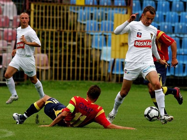 Maciej Ropiejko (przy piłce) wiosną występować będzie w III lidze, a nie w V, gdzie grają rezerwy Portowców.