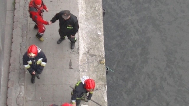 Strażacy wyłowili ciało mężczyzny z Odry w Szczecinie.