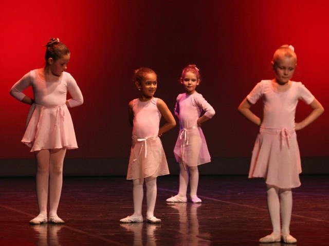 Na scenie najmłodsi tancerze ogniska baletowego &#8211; przygotowani przez Barbarę Karol.