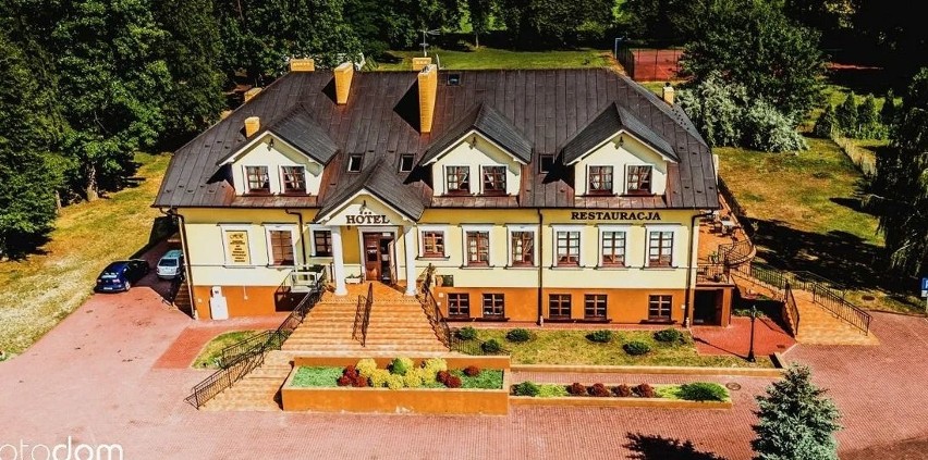 Kompleks pałacowy w Rytwianach jest na sprzedaż za ponad 8 milionów złotych. Jak wygląda w środku?