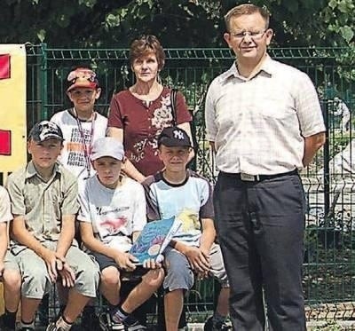 Jacek Kwit ekspediuje grupę dzieci na kolonie Fot. archiwum domowe