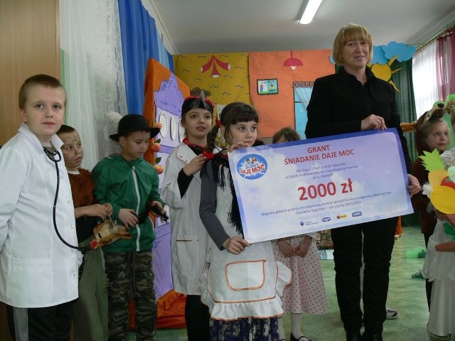 Uczniowie i Jolanta Tokarska, wychowawczyni pierwszej klasy Szkoły Podstawowej w Furmanach z symbolicznym czekiem.