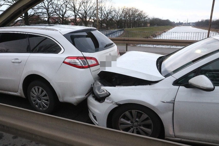 Wypadek czterech samochodów na mostach Jagiellońskich (ZDJĘCIA)