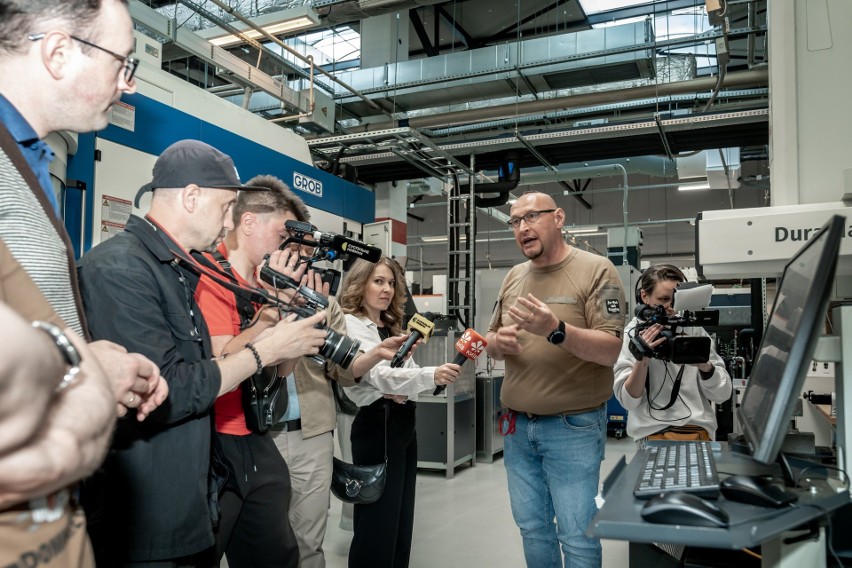 Ukraińscy dziennikarze w Fabryce Broni „Łucznik”, gdzie produkowane są Groty. Karabinki szturmowe można spotkać na froncie